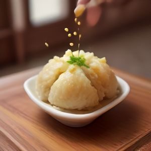 音乐编辑陈美格的工作照，坐在录音室风格的房间里，墙上贴满欧美乐队海报